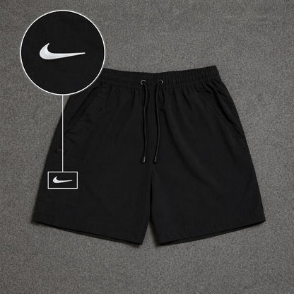Short Cargo Street com Bolso Funcional Preto com patch Nike Swoosh Branco