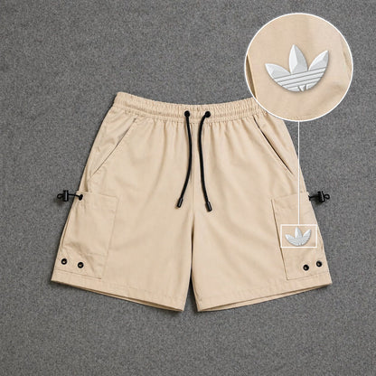 Short Cargo Streetwear Urban com Bolsos Laterais Bege com patch Adidas Branco