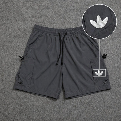 Short Cargo Streetwear Urban com Bolsos Laterais Cinza com patch Adidas Branco