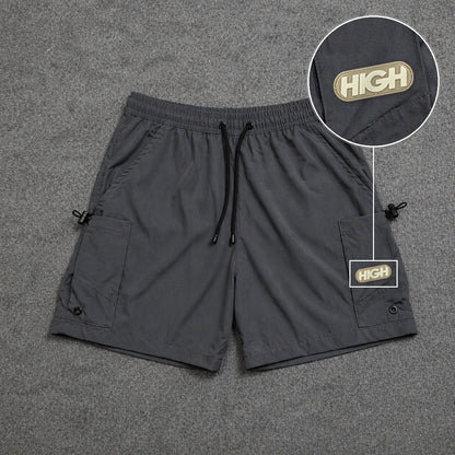 Short Cargo Streetwear Urban com Bolsos Laterais Cinza com patch High Resina Oval Bege