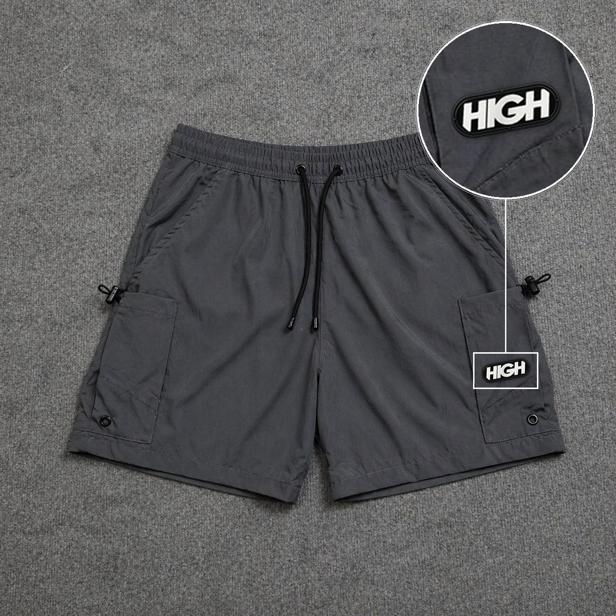 Short Cargo Streetwear Urban com Bolsos Laterais Cinza com patch High Resina Oval Preta