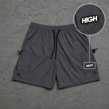 Short Cargo Streetwear Urban com Bolsos Laterais Cinza com patch High Resina Oval Preta