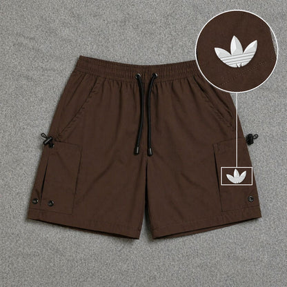 Short Cargo Streetwear Urban com Bolsos Laterais Marrom com patch Adidas Branco