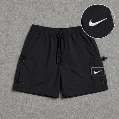 Short Cargo Streetwear Urban com Bolsos Laterais Preto com patch Nike Swoosh Branco