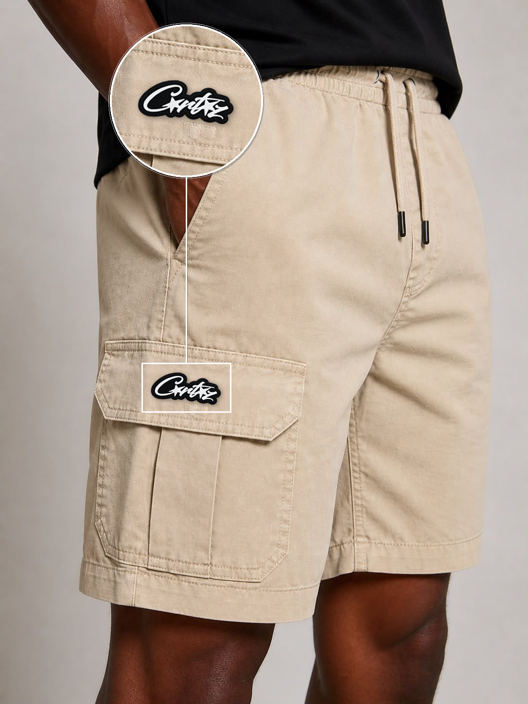 SHORT SARJA CARGO AREIA com patch Cortez Escrito