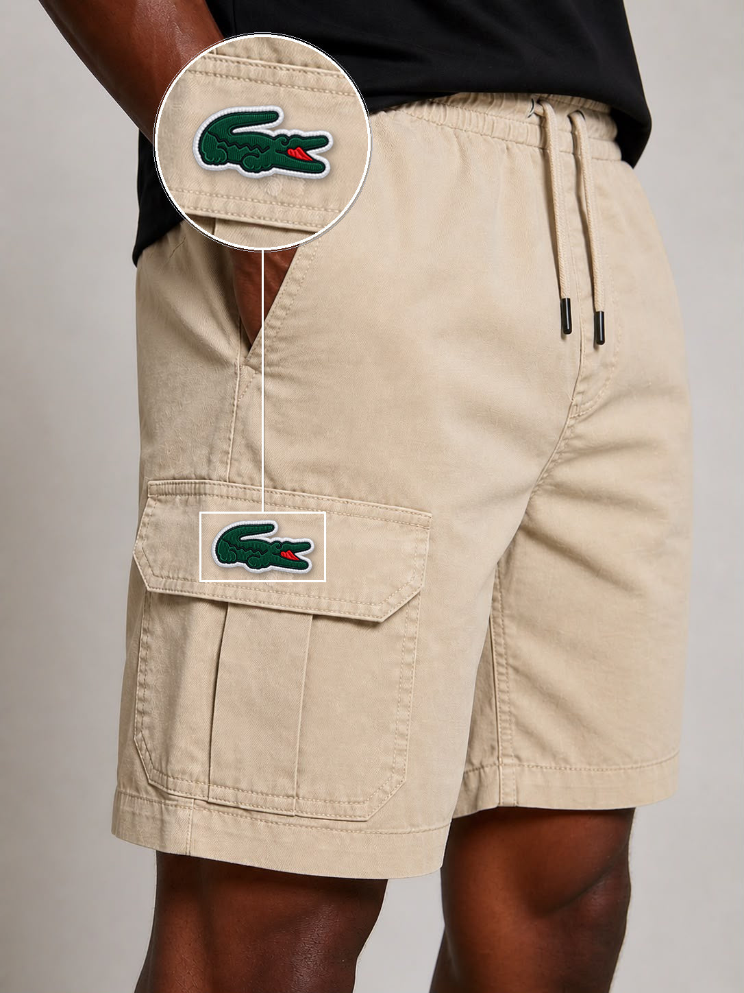 SHORT SARJA CARGO AREIA com patch Lacoste Sp