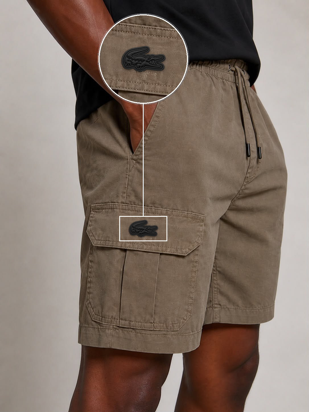 SHORT SARJA CARGO CAQUI com patch Lacoste Sp Preto