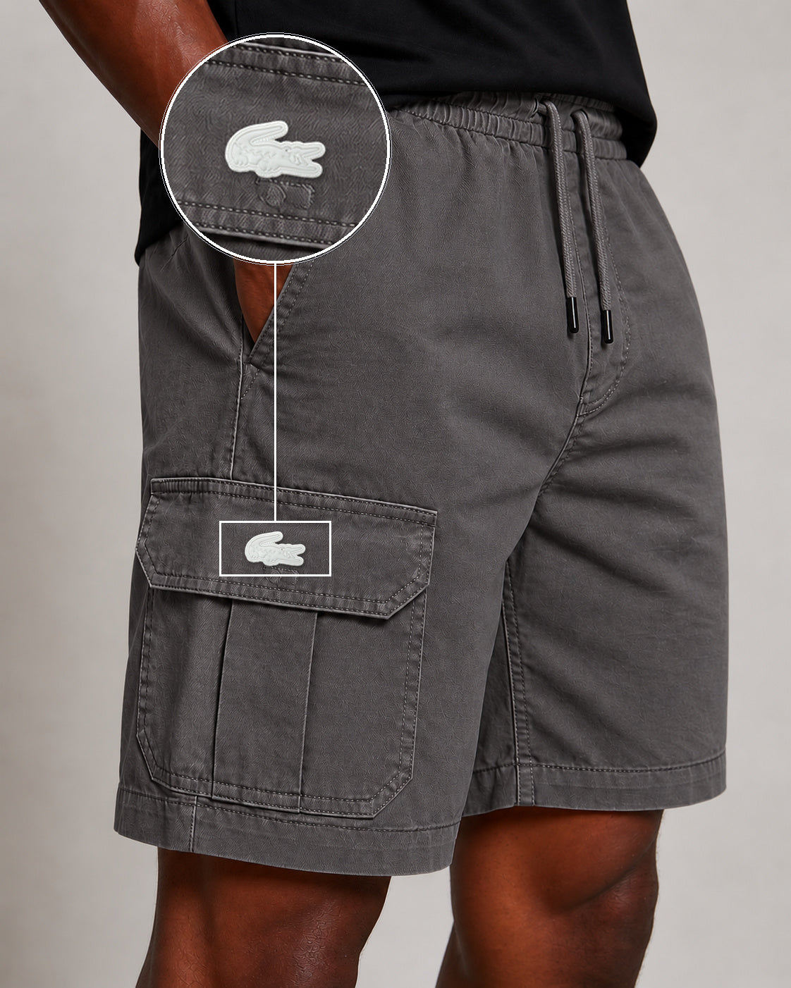 SHORT SARJA CARGO CINZA CHUMBO com patch Lacoste Sp Branco