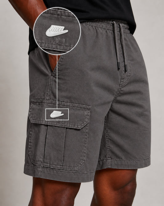 SHORT SARJA CARGO CINZA CHUMBO com patch Nike Branco