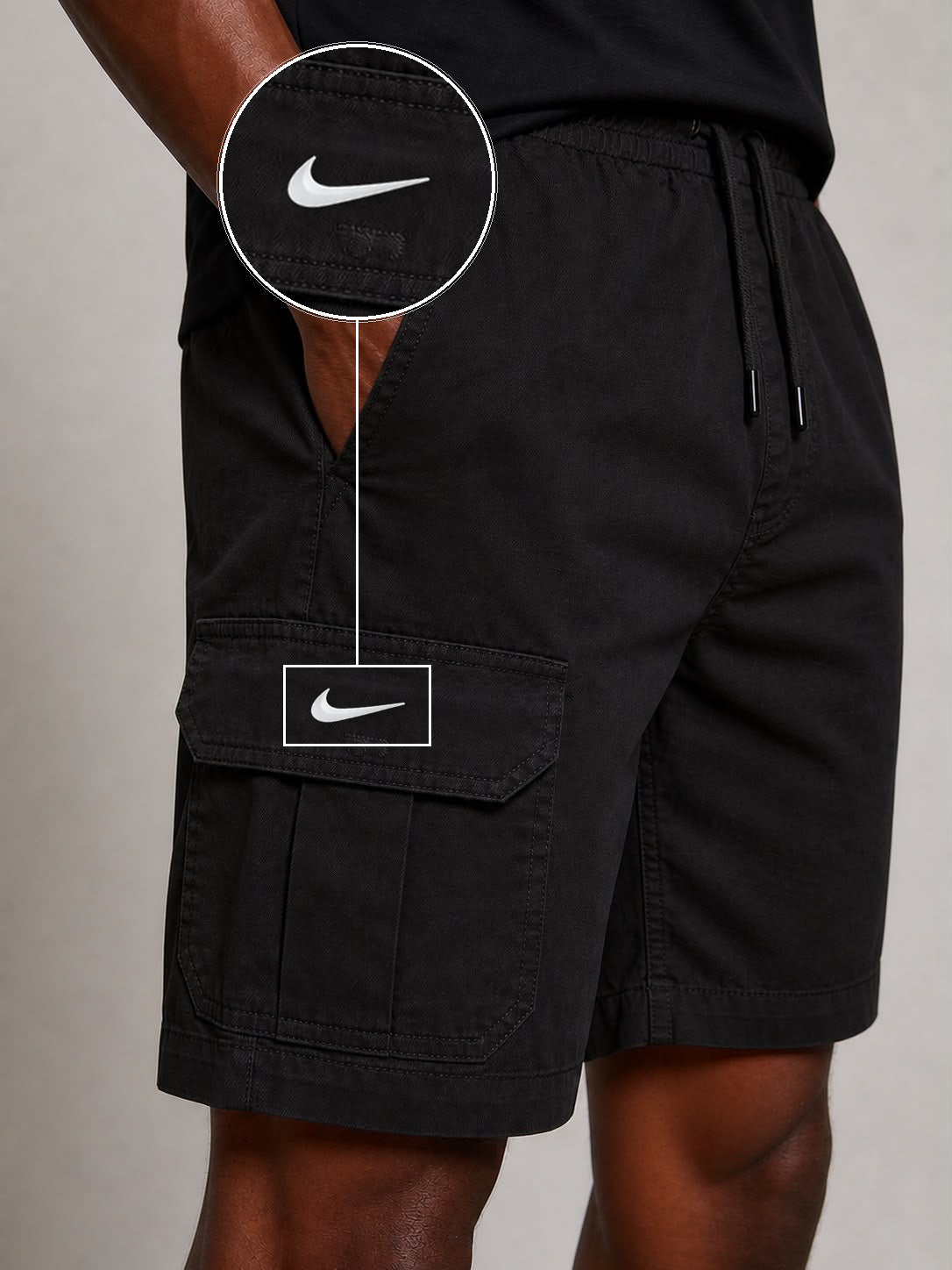 SHORT SARJA CARGO PRETA com patch Nike Swoosh Branco