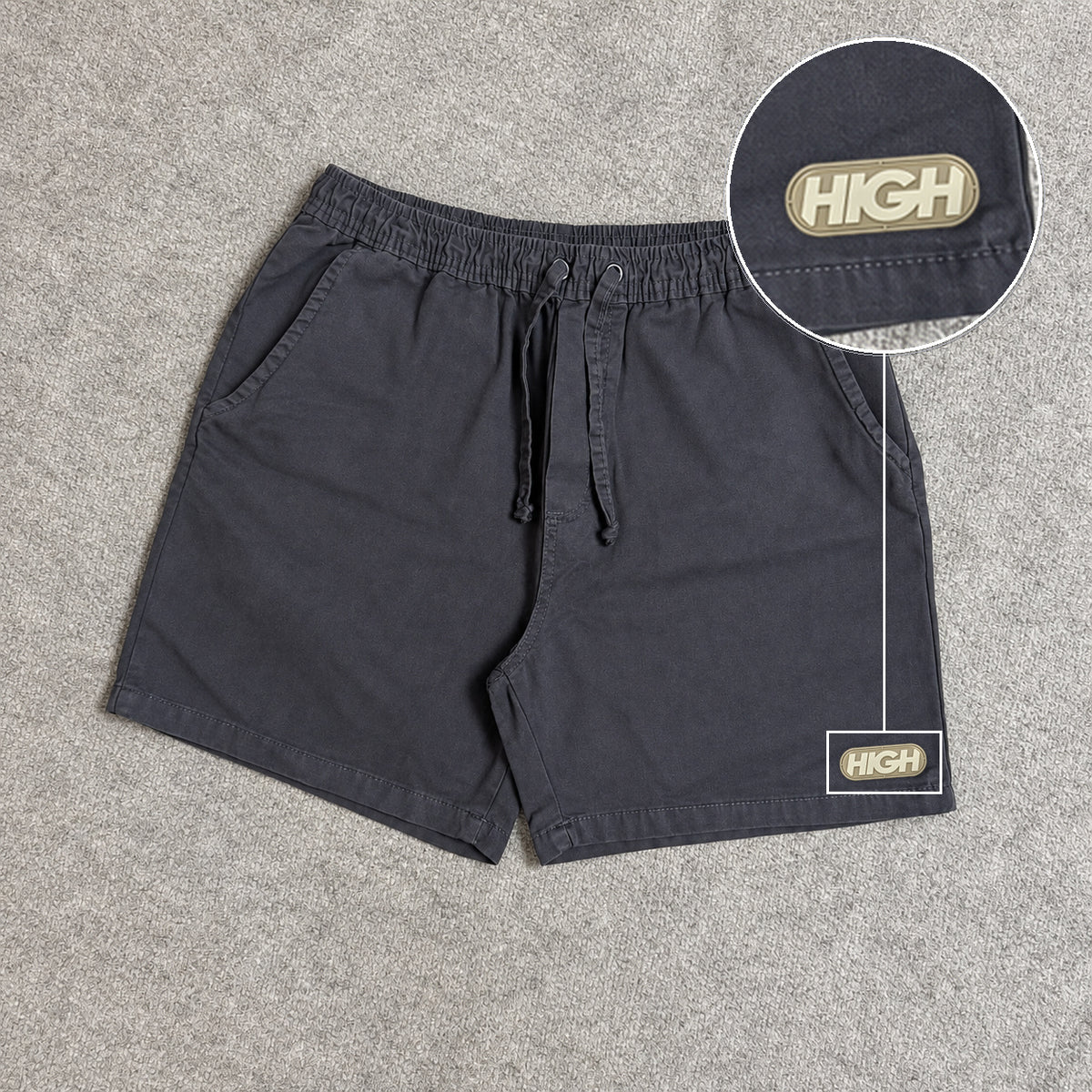 SHORT SARJA MAURICINHO CINZA CHUMBO com patch High Resina Oval Bege