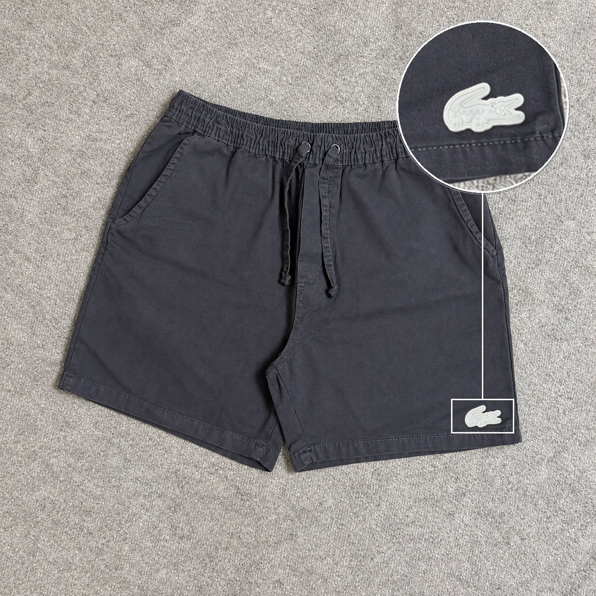 SHORT SARJA MAURICINHO CINZA CHUMBO com patch Lacoste Sp Branco